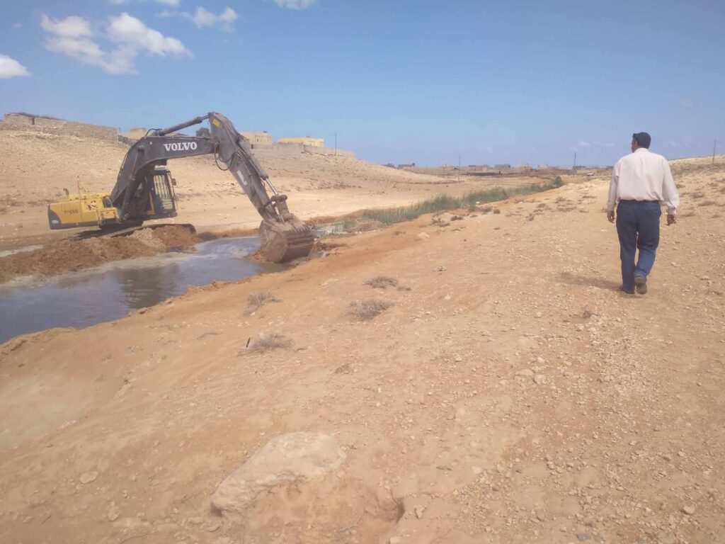 خلال أعمال التطهير من مياه الصرف الصحي بقرية علوش بمطروح