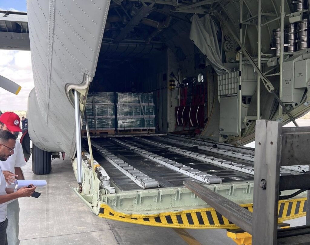 جانب من تفريغ حمولة الطائرة السعودية الـ64 في مطار العريش