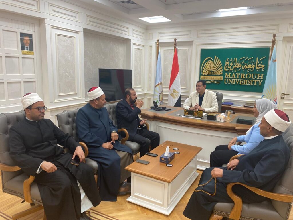 رئيس جامعة مطروح ووكيل وزارة الأوقاف والوفد المشارك من الجانبين في لقاء بالجامعة