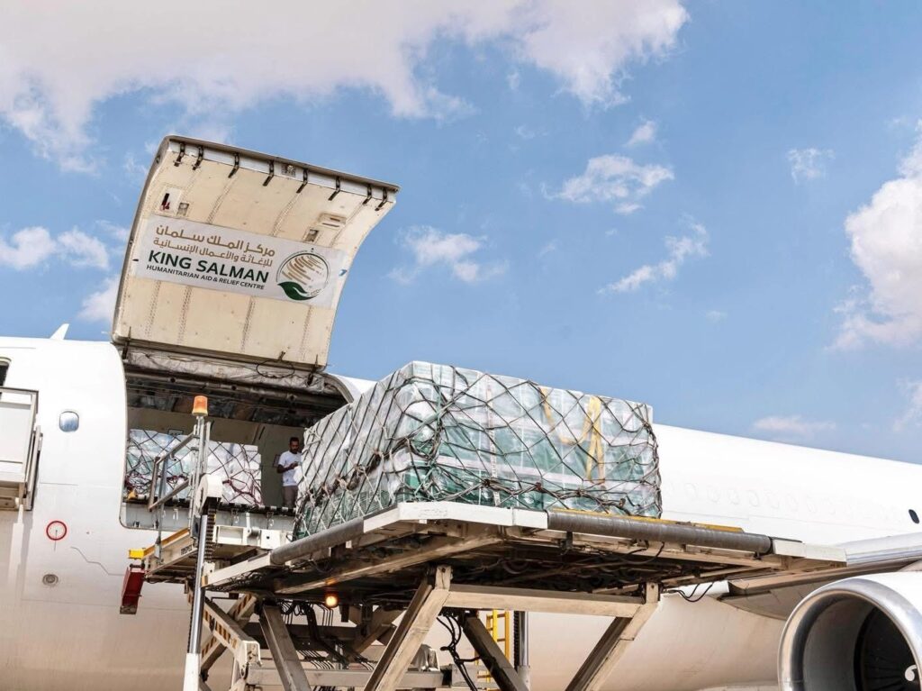 جانب من تفريغ حملة الطائرة الـ65 القادمة من السعودية في مطار العريش