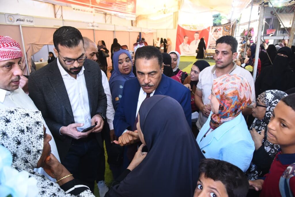 محافظ مطروح خلال متابعة عيادات القافلة الطبية المجانية بمقر الغرفة التجارية بمطروح