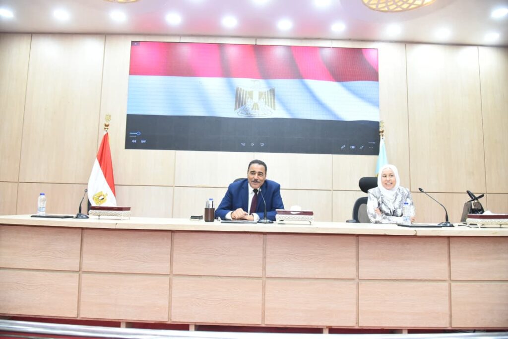 محافظ مطروح خلال لقائه بالخريجات مكلفات الخدمة العامة