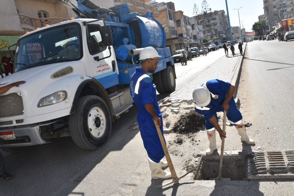 خلال تطهير شبكة تصريف مياه الأمطار بشوارع مدينة مرسي مطروح