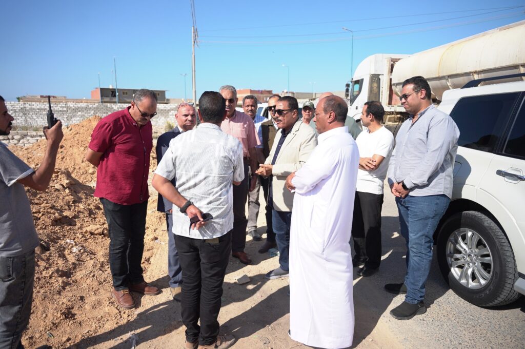 محافظ مطروح والقيادات التنفيذية خلال مراجعة الوديان ومخرات السيول بطريق الوادى بالكيلو 4 شرق مطروح