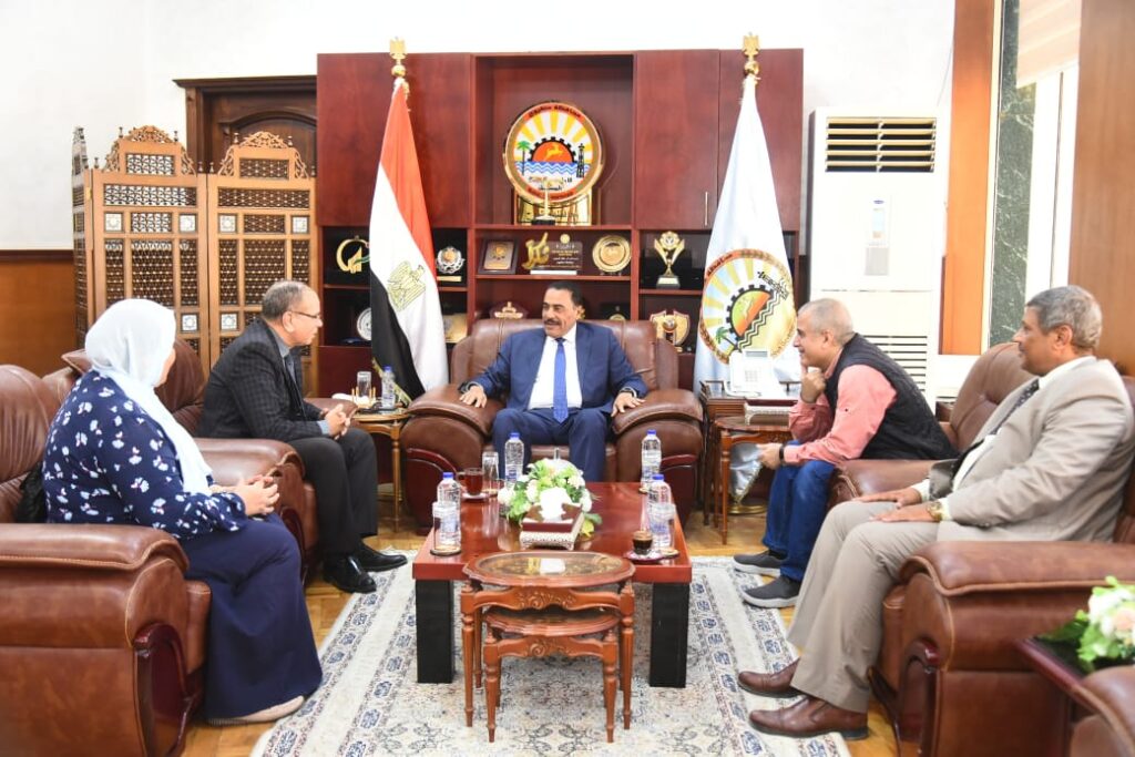 محافظ مطروح خلال لقائه مع عميد المعهد التكنولوجي العالي بمكتبه بالمخافظة