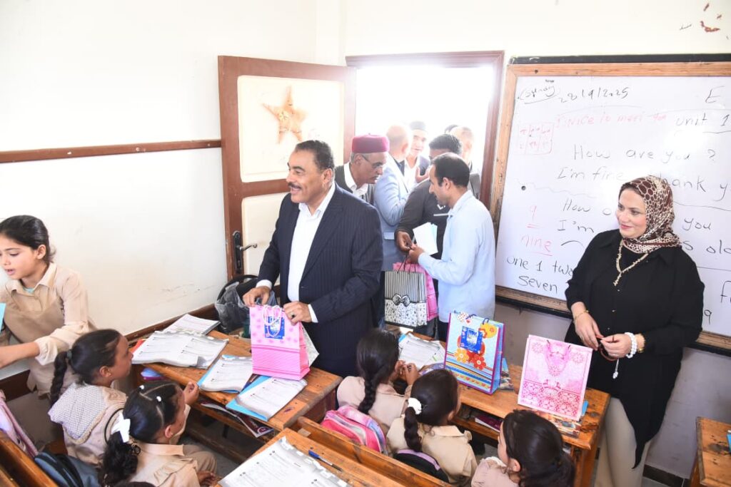 محافظ مطروح خلال توزيعة ادوات مدرسيه علي تلاميذ مدرسة أم الرخم
