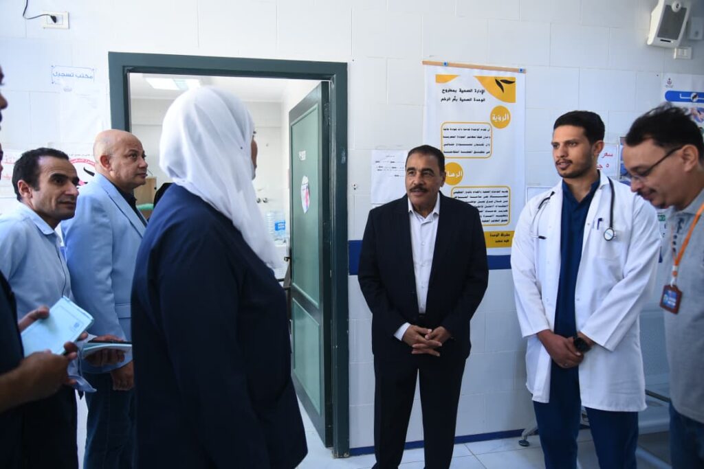 محافظ مطروح خلال زيارته ونتاعته الخدمات الطبية بوحدة ام الرخم غرب مطروح