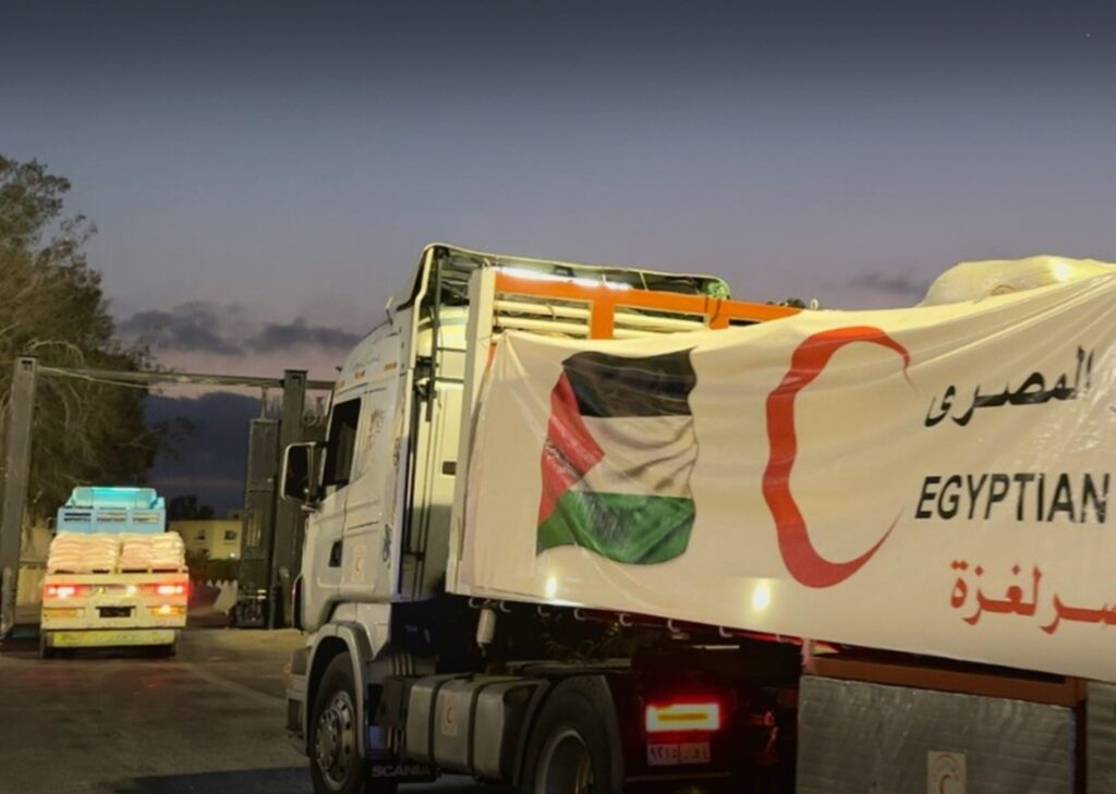 جانب من دخول القافلة 43 زاد العزة من معبر رفح البري