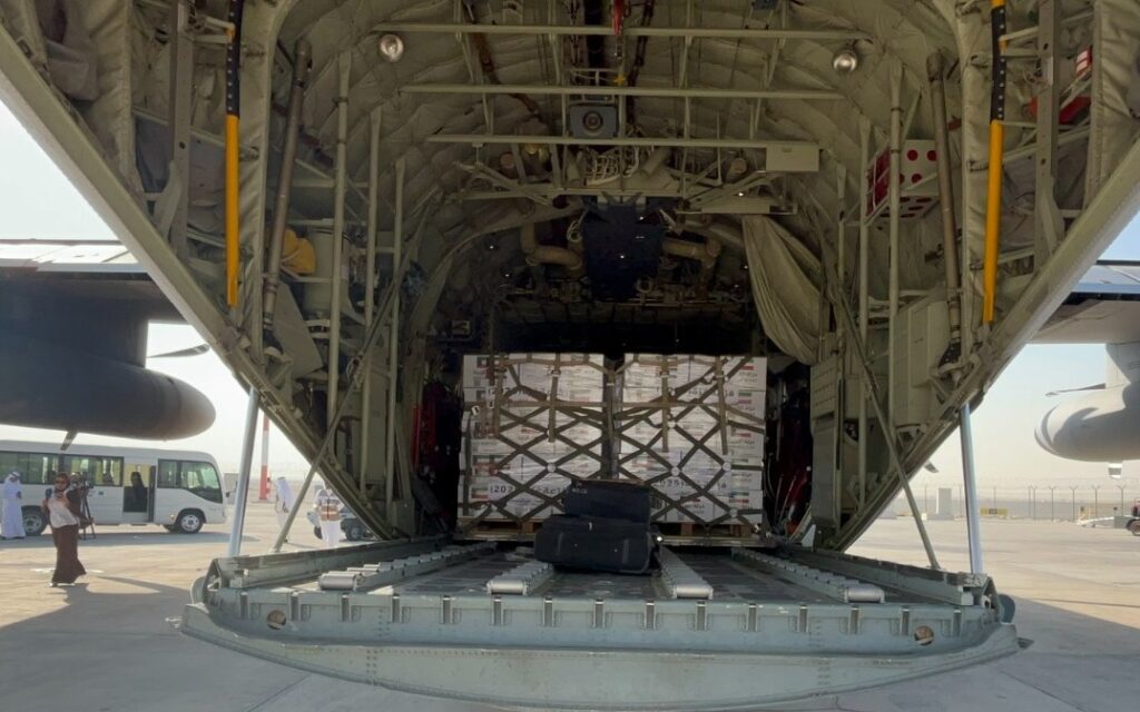 جانب من حمولة الطائرة الكويتية التي وصلت مطار العريش