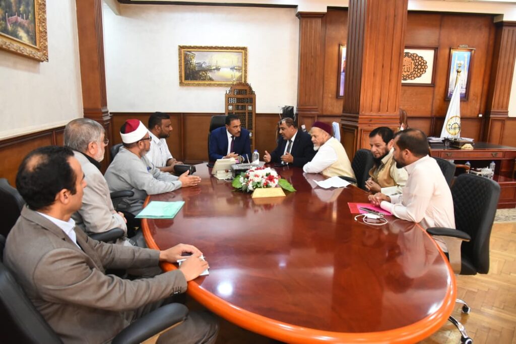 محافظ مطروح خلال لقائه مع عميد كلية البنات الأزهرية بمطروح ومجلس أمناء فرع جامعة الأزهر بمطرزح