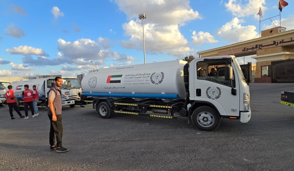 جانب من دخول المساعدات الإماراتية عبر معبر رفح البري