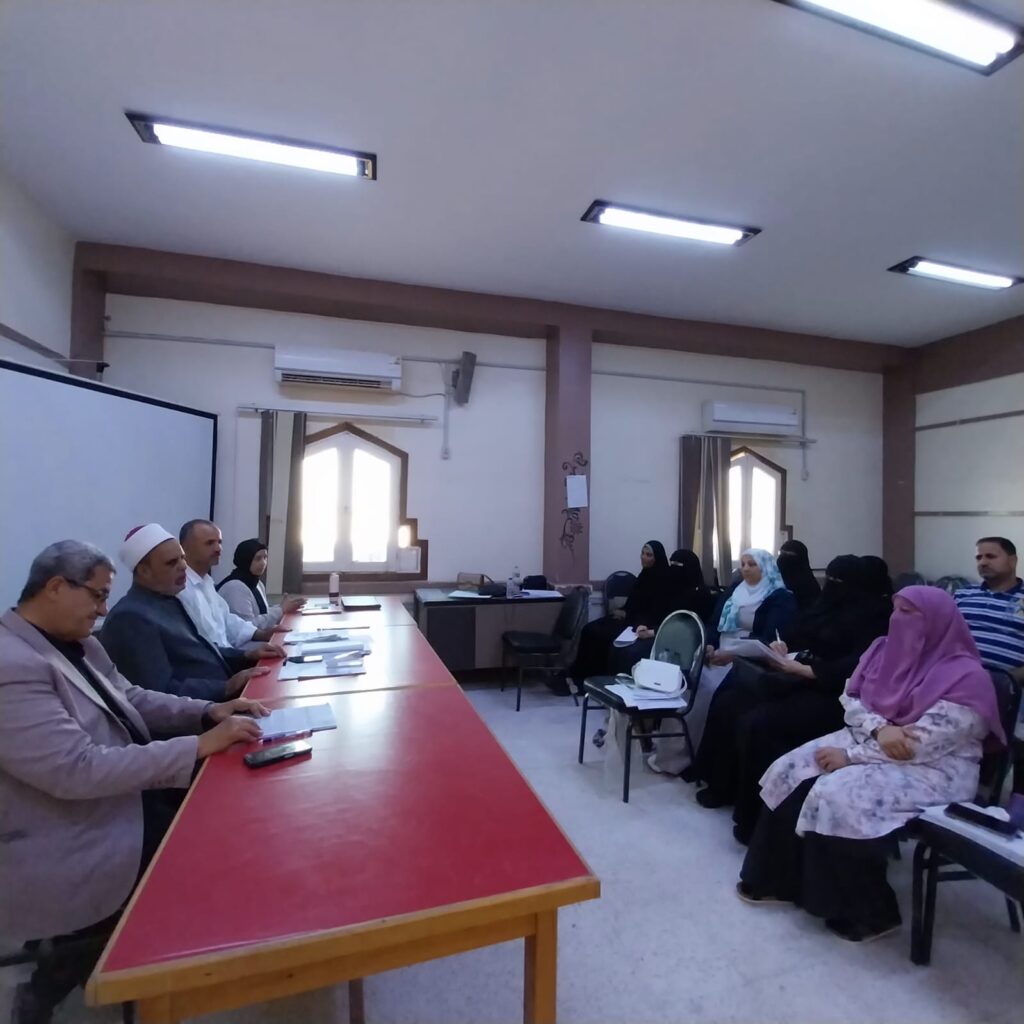 لقاء رئيس منطقة مطروح الأزهرية مع الاخصائيين الاجتماعيين للمعاهد الأزهرية