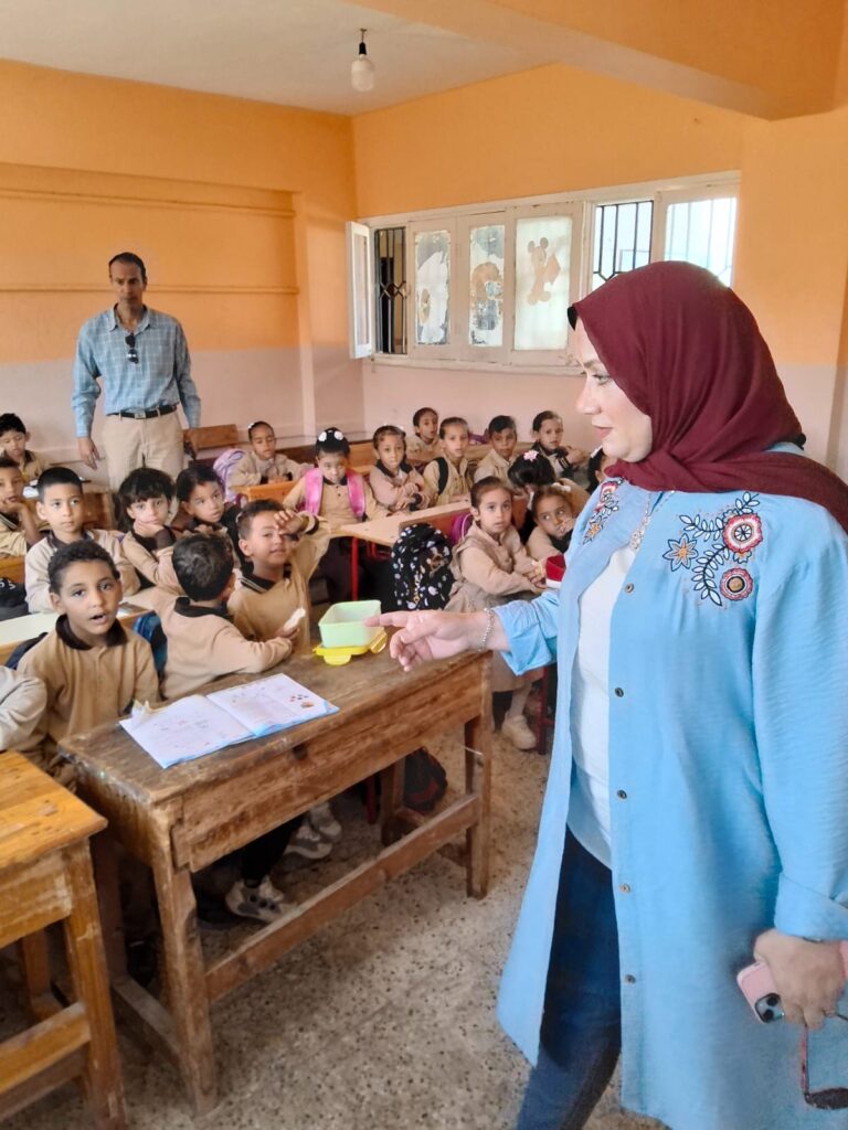 وكيل تعليم مطروح خلال زيارتها المفاجأة لمدرسة الروينى