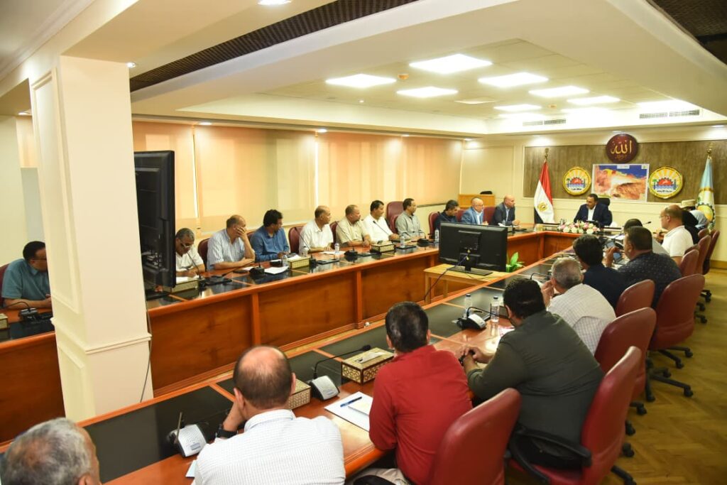 محافظ مطروح والسكرتير العام المساعد وقيادات المحافظة خلال مناقشة اللجان الفنية للتعامل مع الكوارث والطوارئ