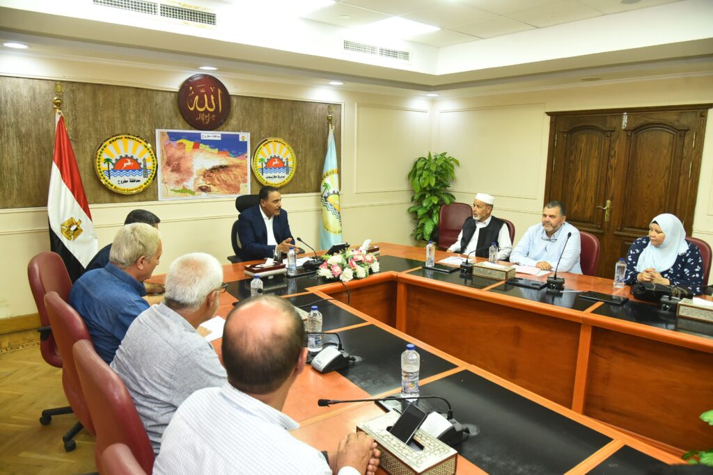 محافظ مطروح خلال لقائه مع أهالي عزبة الحاج على والاستماع لشكواهم ومطالبهم في الخدمات