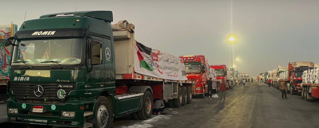 جانب من تكدس شاحنات المساعدات في الساحة الخارجية لمعبر رفح البري