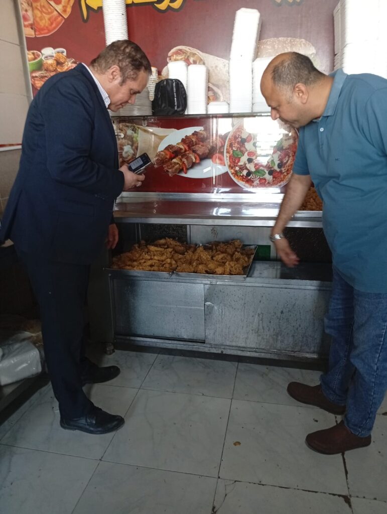 خلال الحملة المكبرة علي المطاعم ومحلات المواد الغذائية بمدينة الضبعة بمطروح