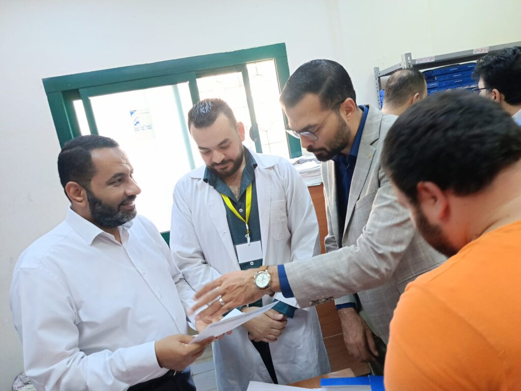 مساعد وزير الصحة للمشروعات ووفد مرافق له خلال متابعة الخدمات الطبية بالمستشفيات بمحافظة مطروح