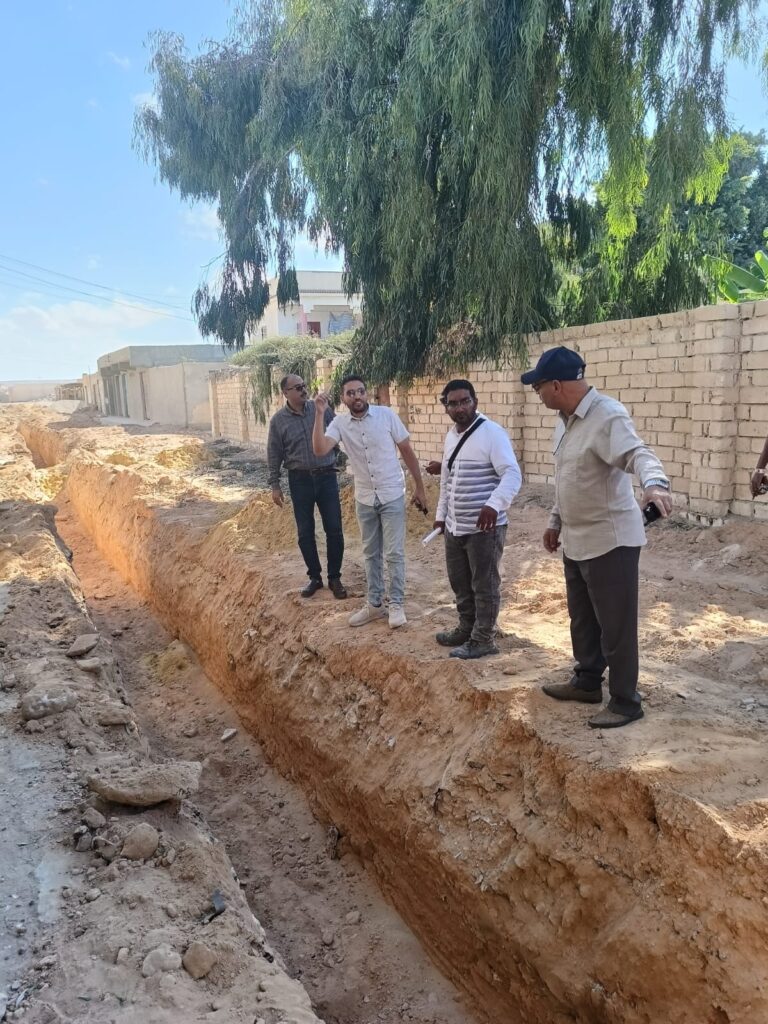 سكرتير عام مساعد محافظة مطروح خلال متابعة تنفيذ الصرف الصحى شرق مدينة مرسى مطروح