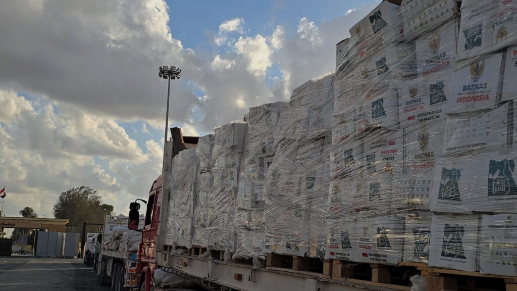 جانب من اصطفاف شاحنات المساعدات أمام معبر رفح البري