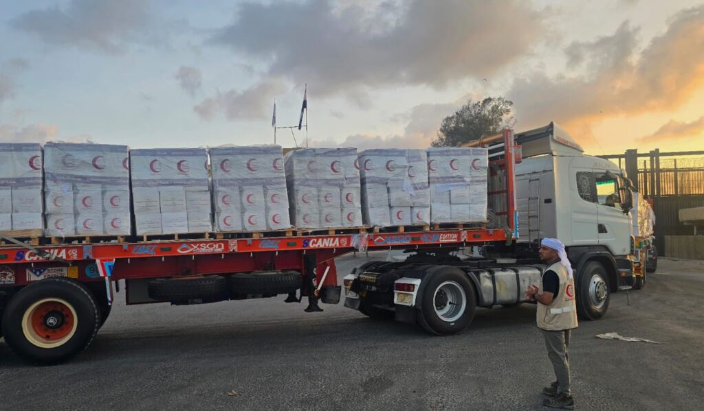 جانب من دخول الشاحنات الإماراتية من معبر رفح البري