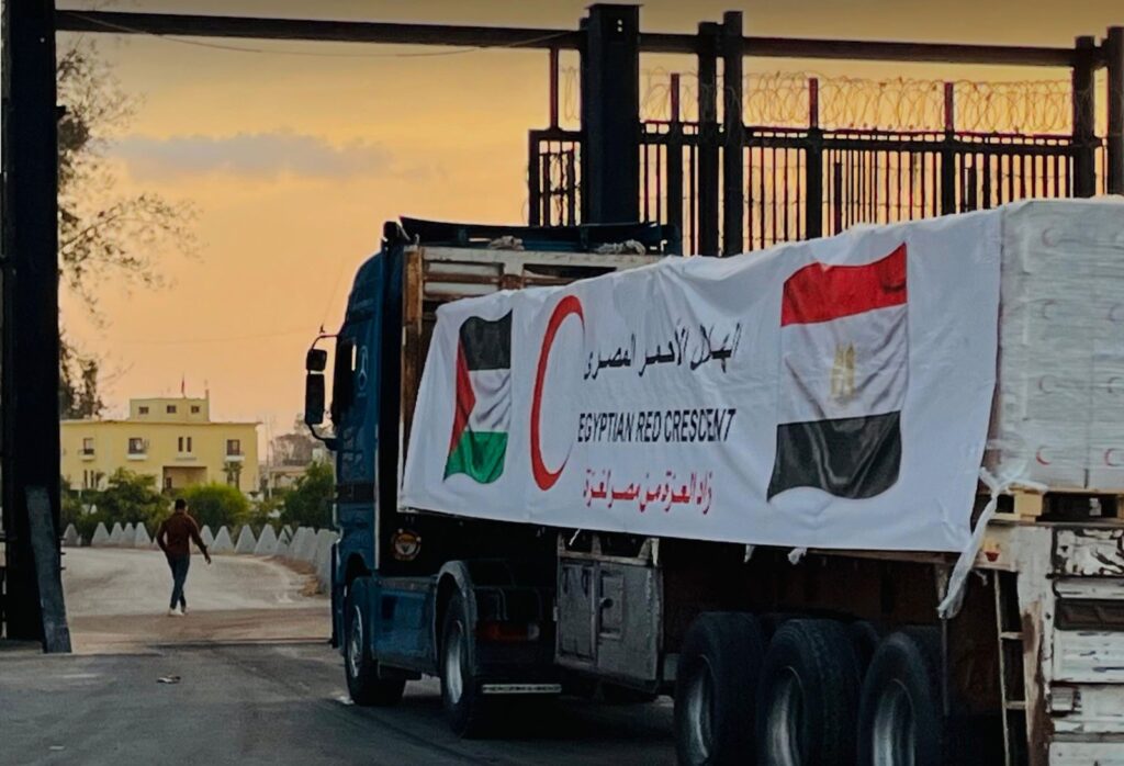 جانب من دخول شاحنات المساعدات عبر بوابة معبر رفح البري