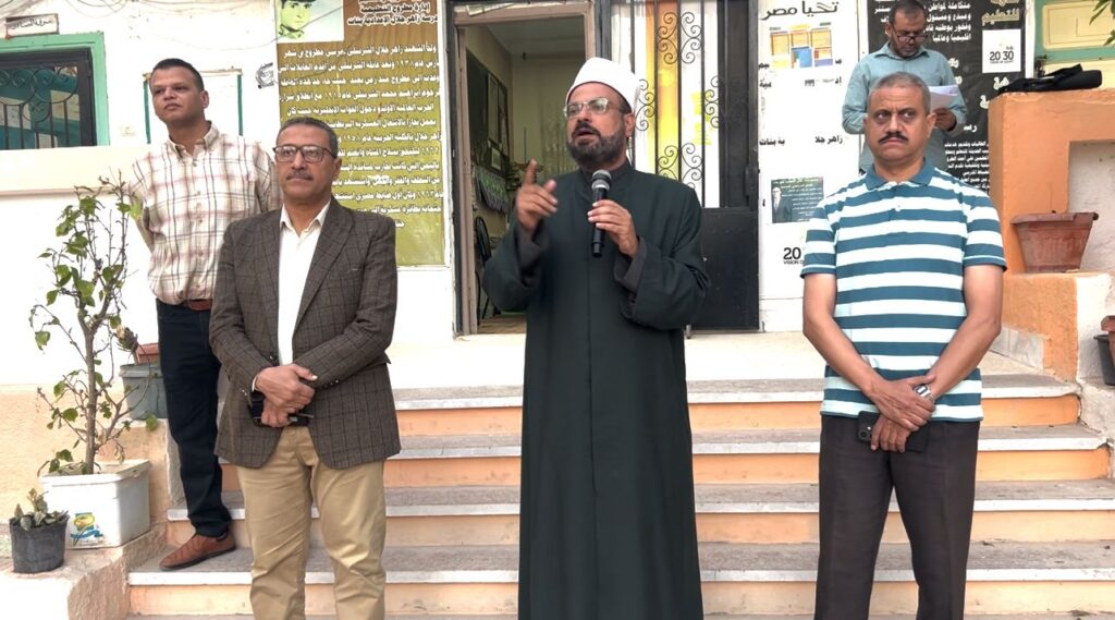 خلال حديث مدير عام الأوقاف بمطروح يرافقه الدعاة عن الانتماء والولاء للوطن بمدرسة زاهر جلال الإعدادية بمطروح