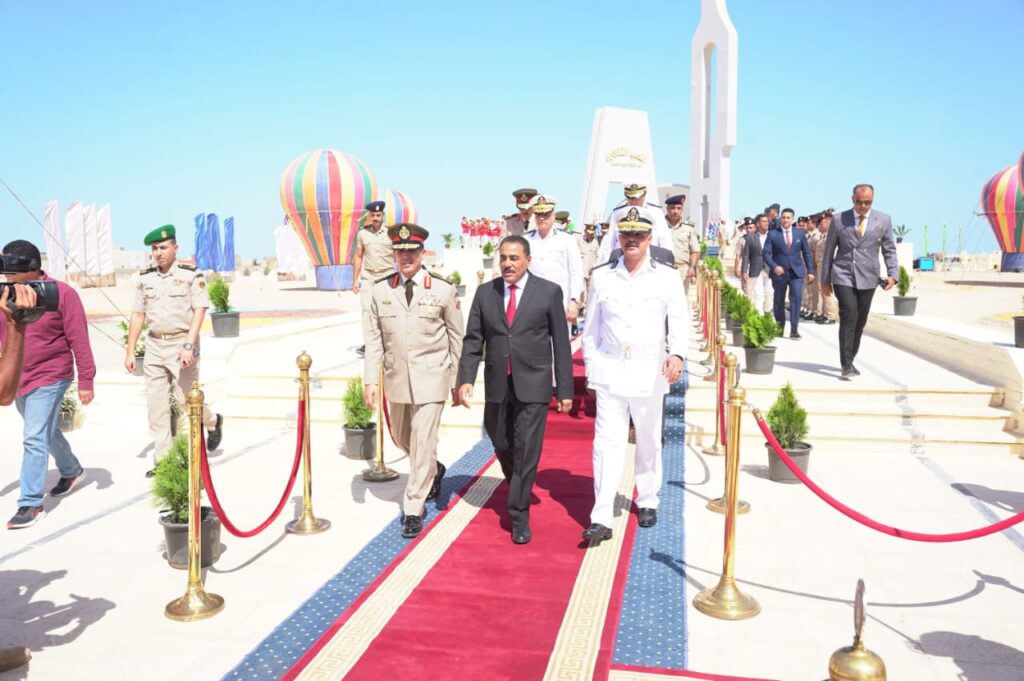 قائد المنطقة الغربية العسكرية ومحافظ ومدير أمن مطروح يضعون اكليل من الزهور علي قبر الجندى المجهول