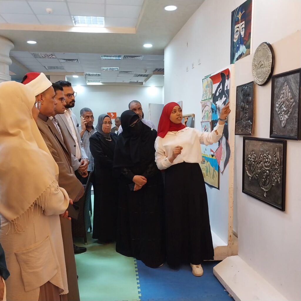 خلال فعاليات معرض الأزهر بمطروح بمكتبه مصر عن لوحات تجسد انتصارات أكتوبر