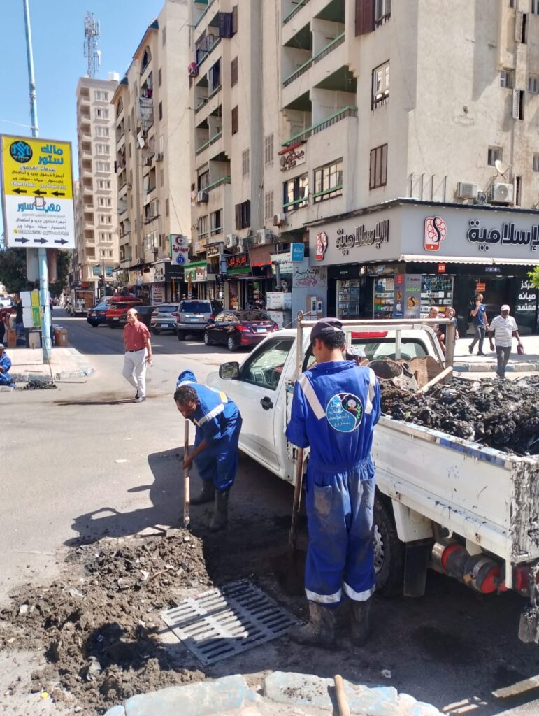 خلال عمليات تطهير مجري سقوط الأمطار في شوارع مرسى مطروح