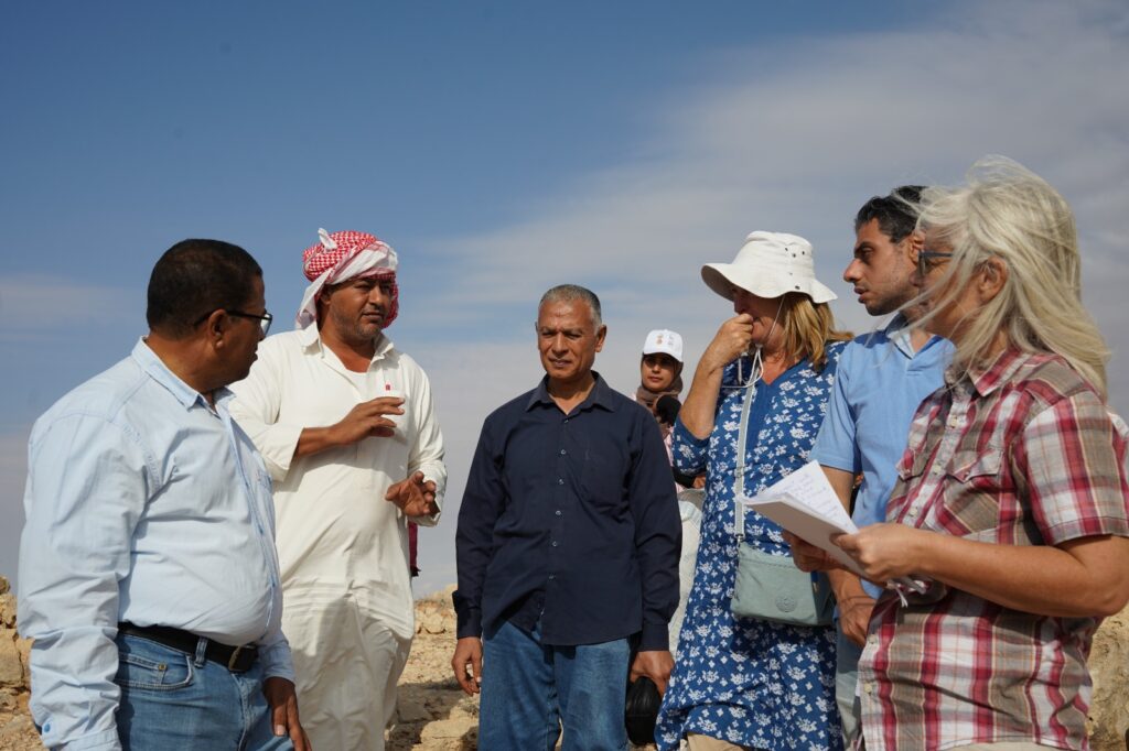 وفد منظمة إيفاد خلال متابعة المزارع في نجوع مطروح