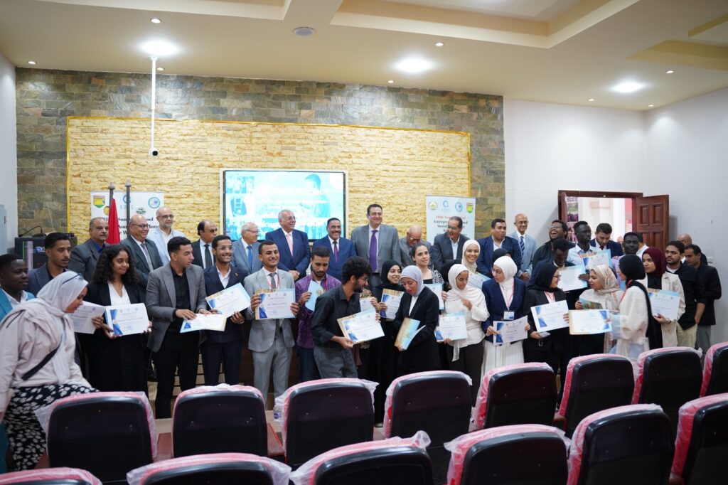 خريجى المدرسة الصيفية في ختام الدراسة بمركز بحوث الصحراء وتكريم المتميزين بمطروح