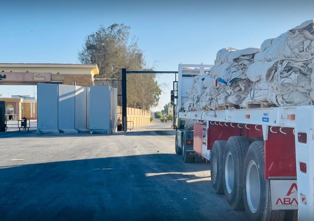 جانب من دخول المساعدات من معبر رفح البري