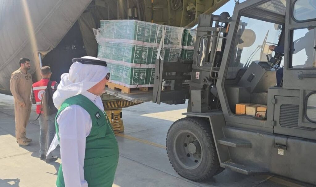 طائرة مساعدات سعودية في مطار العريش الدولي