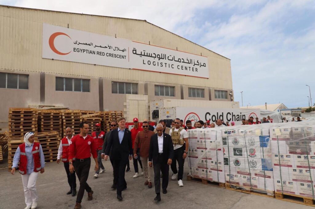جانب من زيارة وزير التنمية النرويجي إلى مخازن الهلال الأحمر بالعريش