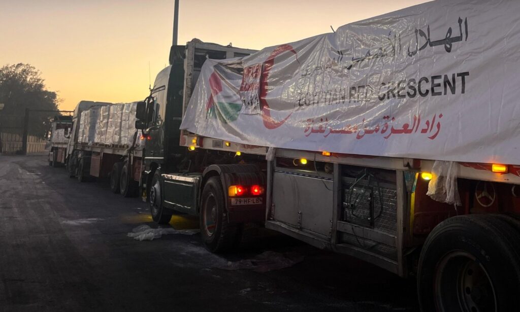 جانب من عبور شاحنات المساعدات من بوابة ميناء رفح البري