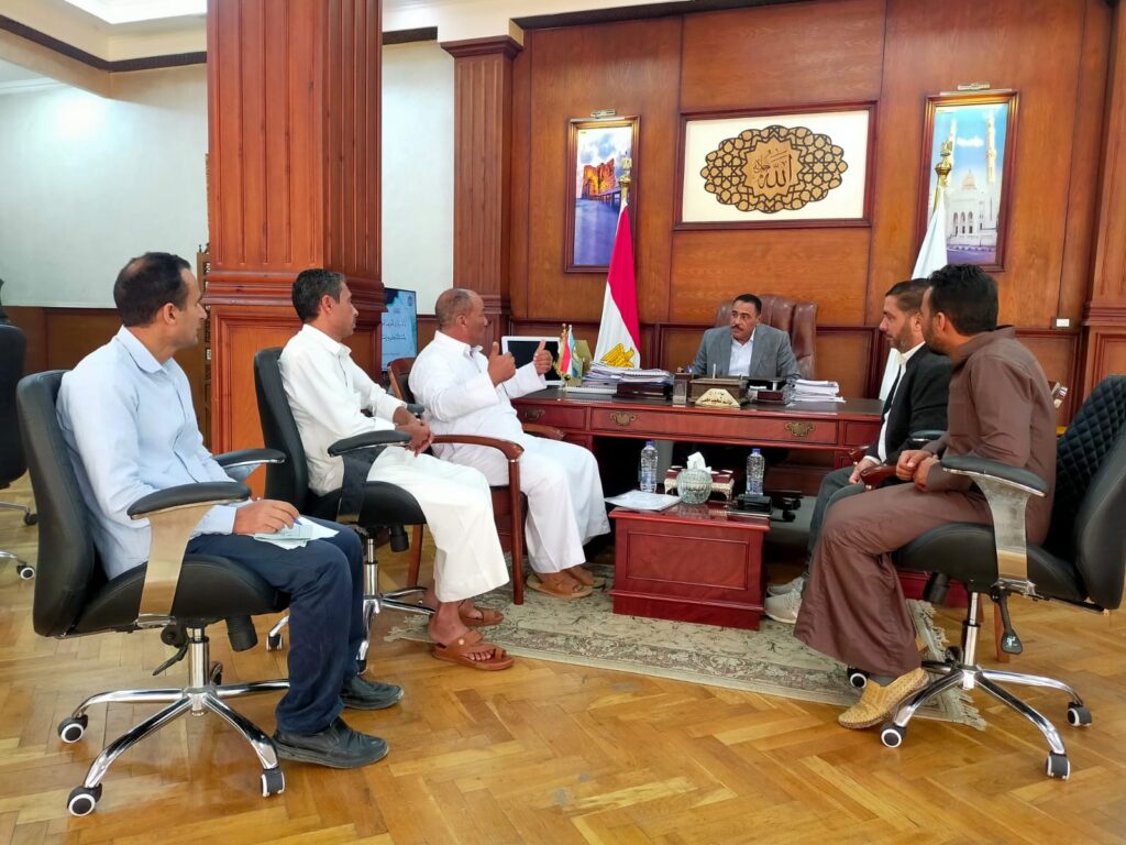 محافظ مطروح خلال لقائه وتكريمه سائقي المعدات بمطروح