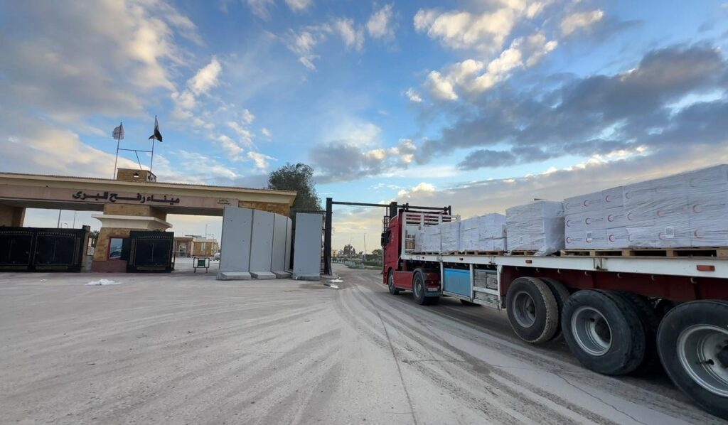 جانب من إدخال شاحنات المساعدات عبر البوابة الجانبية لمعبر رفح البري
