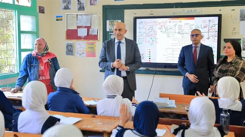 أثناء جولة زيارة وزير التعليم أمس بالمدارس