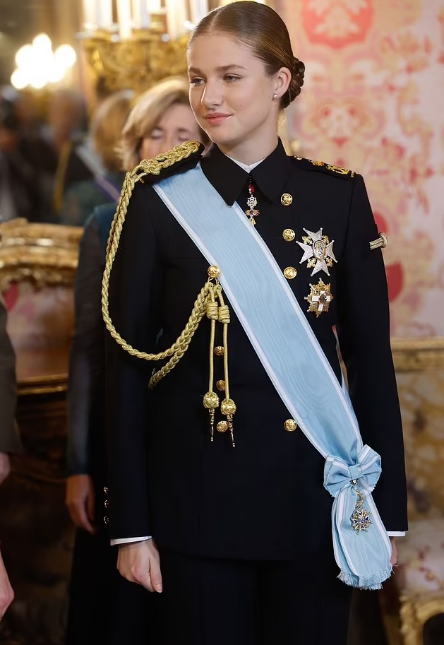 93784397-14254779-The_young_royal_sported_soft_but_glamorous_makeup_with_a_shimmer-a-8_1736172617927