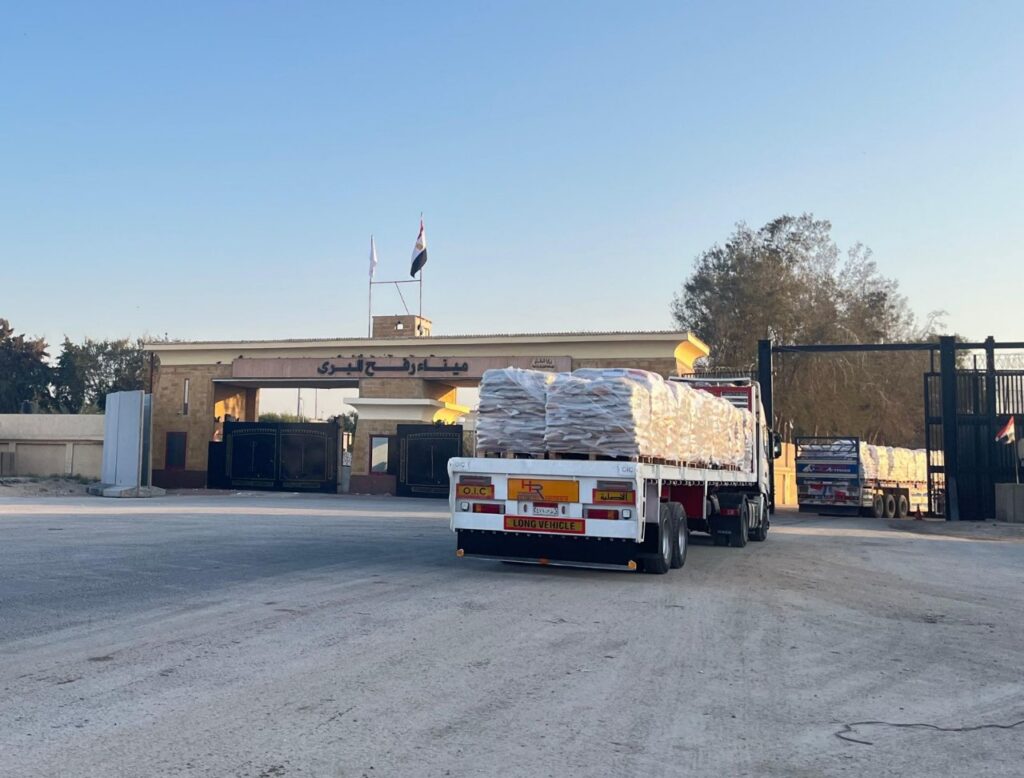 جانب من دخول الشاحنات عبر بوابة معبر رفح