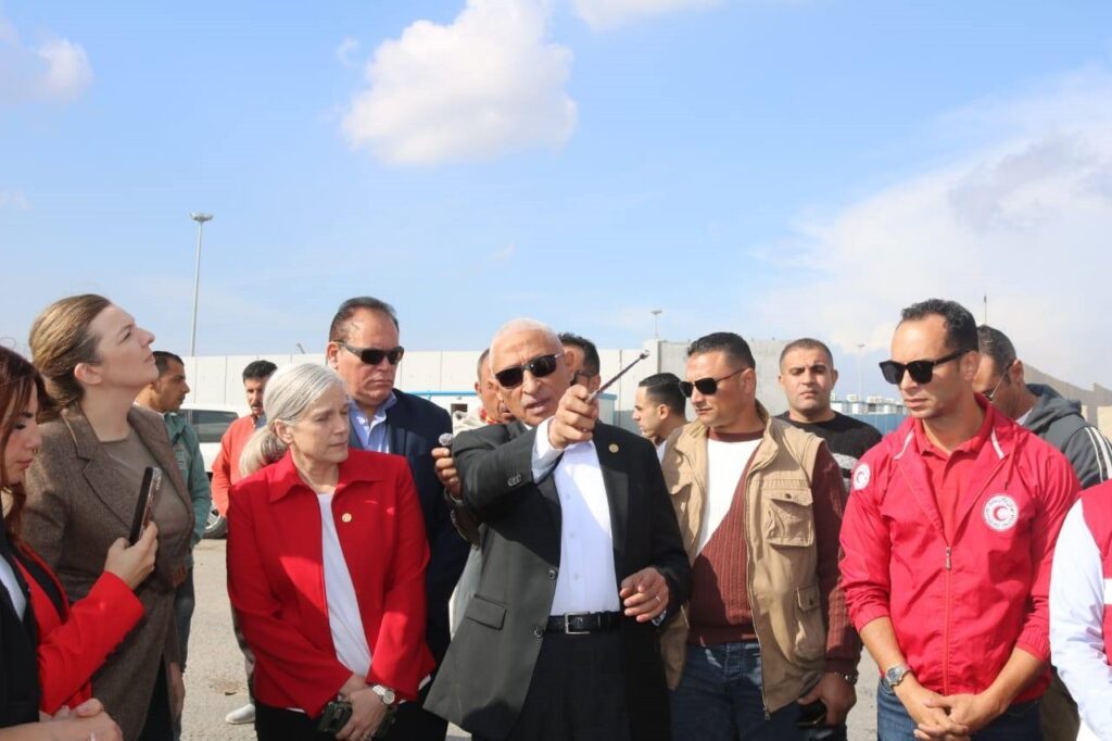 جانب من زيارة الوفد الكندي لمعبر رفح