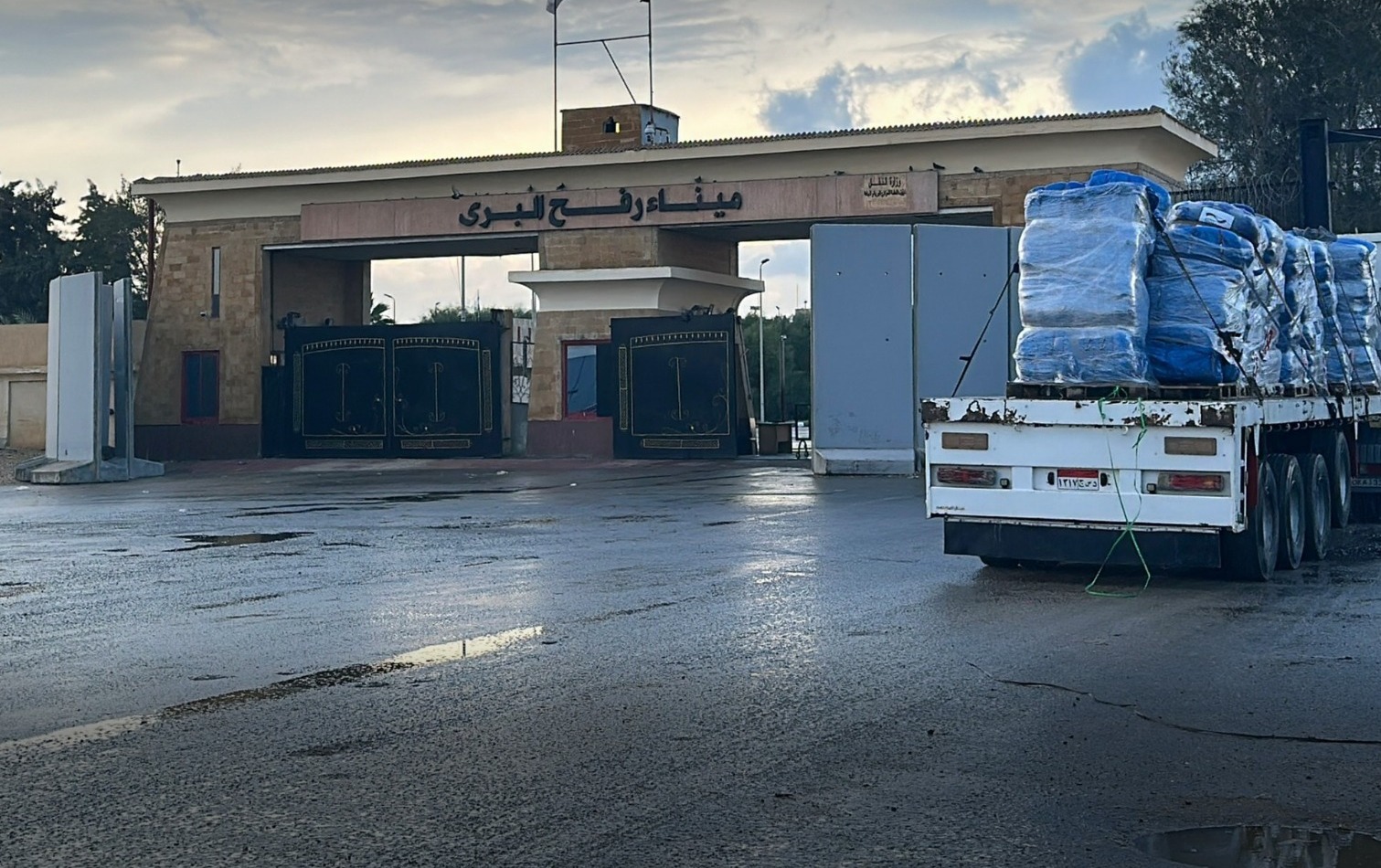 جانب من دخول الشاحنات من معبر رفح البري