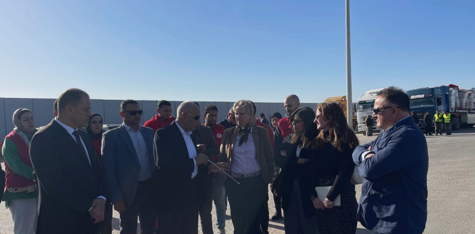 جانب من زيارة الوفد البريطاني إلى معبر رفح